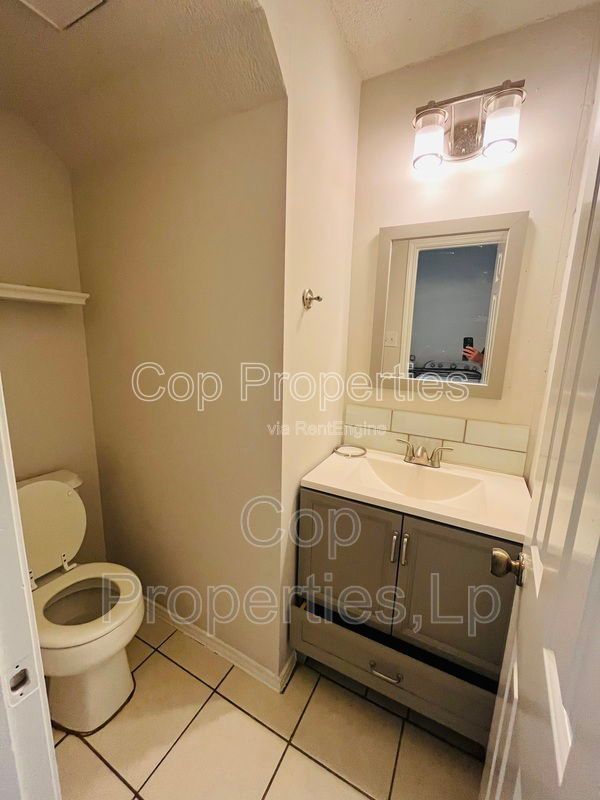 6319 Waddesdon Wood property image